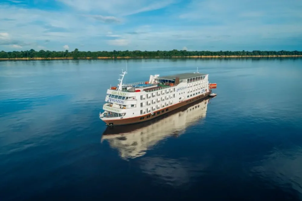Iberosatr Grand Amazon resort sobre as águas da Amazônia 